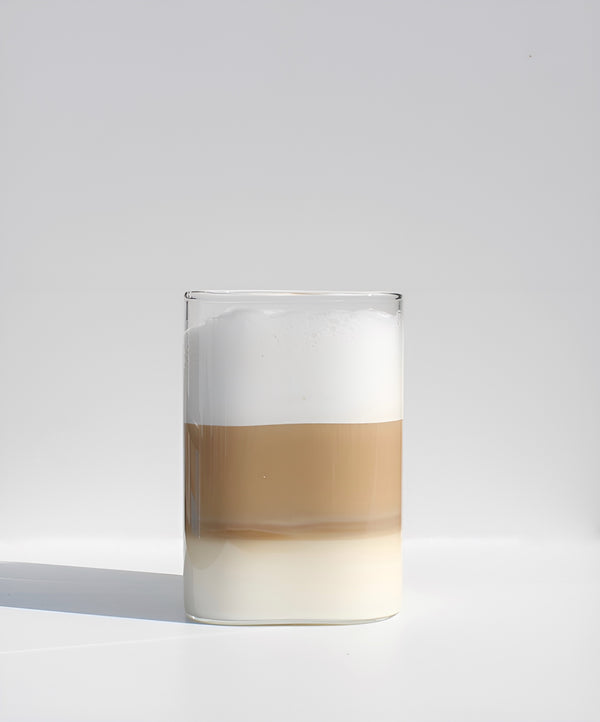 Quadratisches Glas für das Trinken. Gefüllt mit Kaffee. Ästhetik und Trinkglas